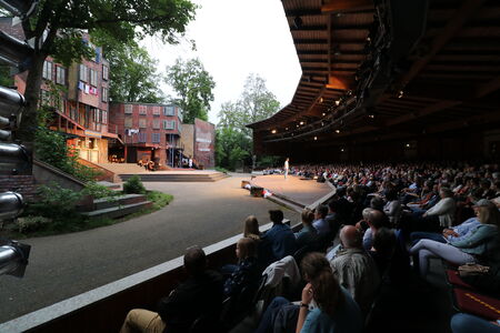 Rund ums Schloss und hinter die Kulissen des Naturtheaters